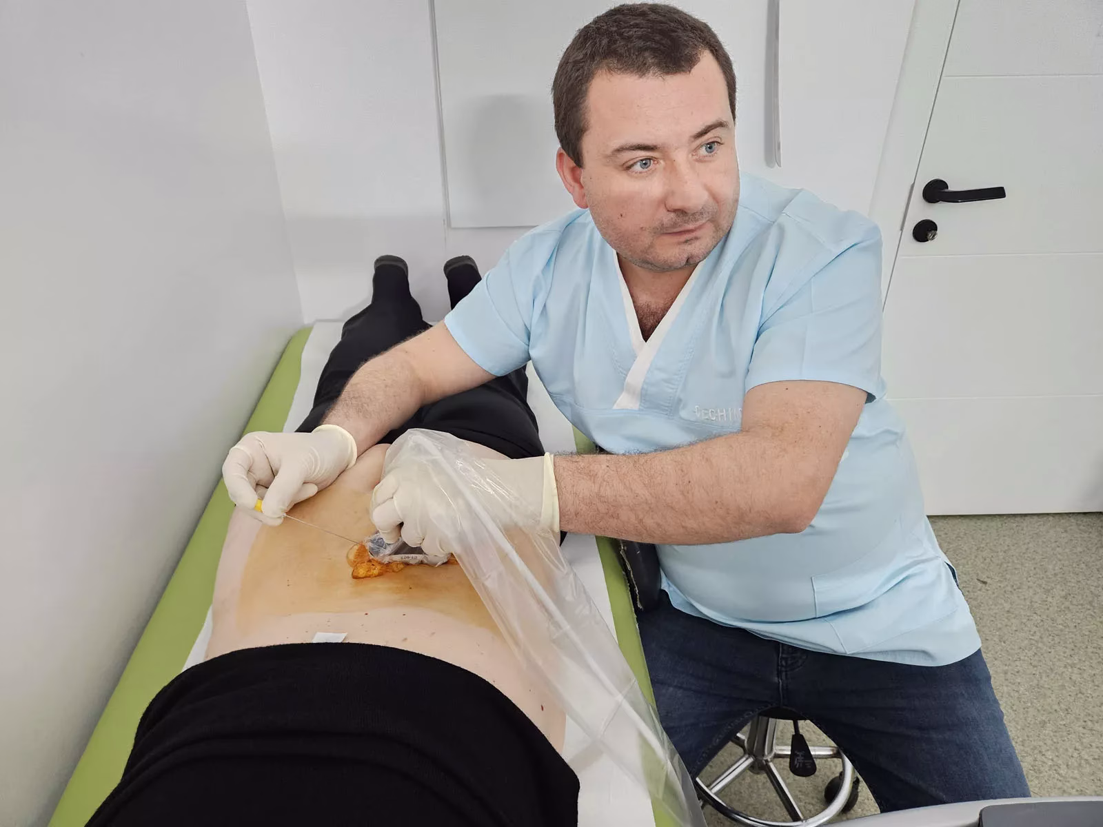 Dr. Chindea Radu Efectuand Infiltrație Sub Ghidaj Ecografic ReumaDiagnostic Galați