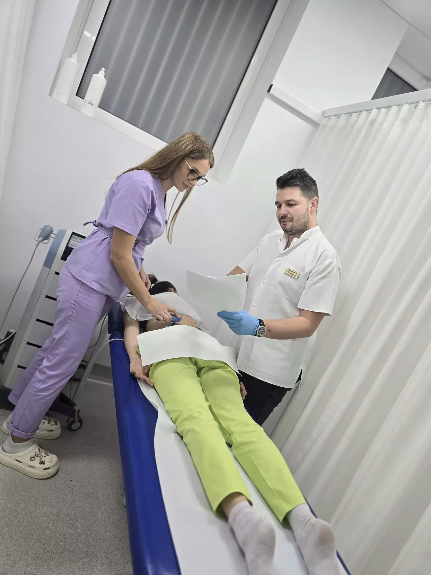 Dr. Stavricǎ Alexandru Si Kinetoterapeut Druța Alexandra Aparat TECAR La ReumaDiagnostic Galați