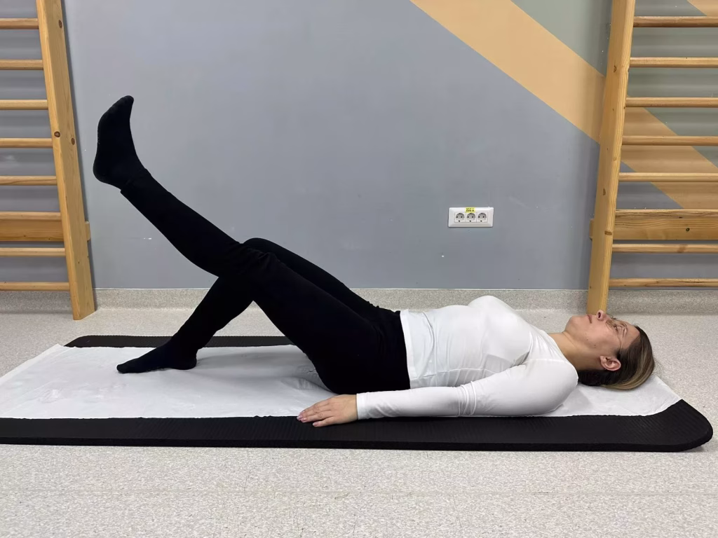 Exercițiu Ridicare Picior întins Gonartroză